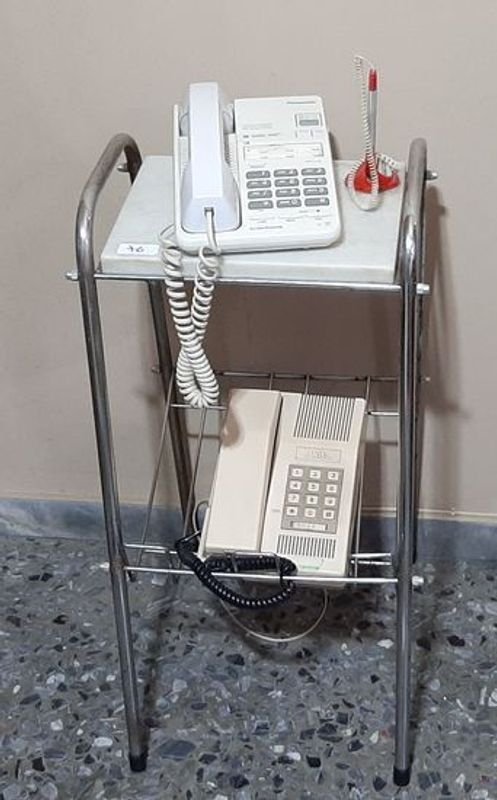 Mesa Auxiliar Cromada con Tapa de Mármol y Dos Teléfonos de Línea
