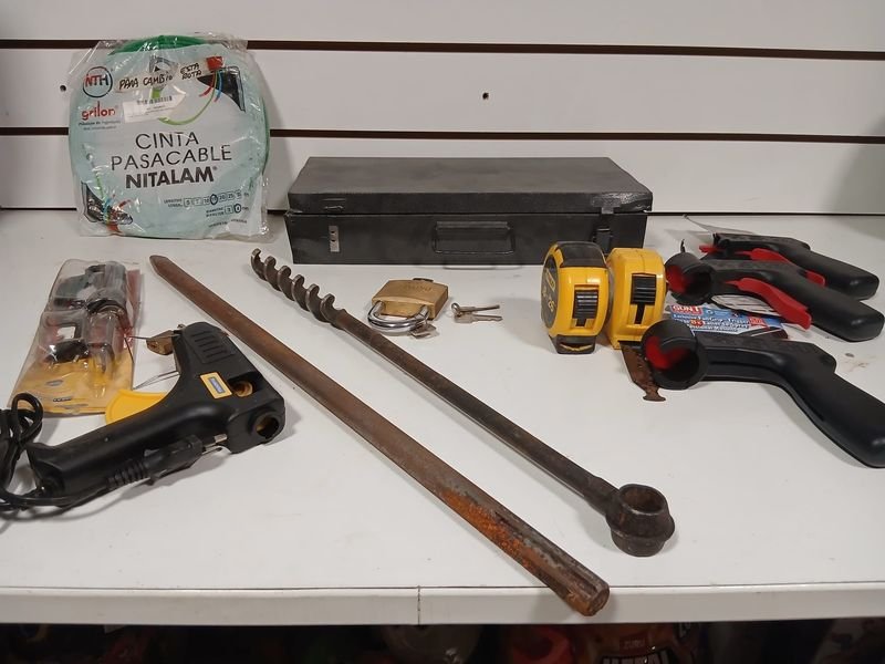 Lote de Herramientas: Pistola de Silicona, Mechas, Candado, Cinta Métrica y Más