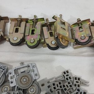 Lote de Accesorios para Placares: Ruedas, Pasadores y Separadores - imagen 2