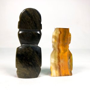 Dos Figuras Talladas en Piedra: Estilo Moái y Precolombino - imagen 3