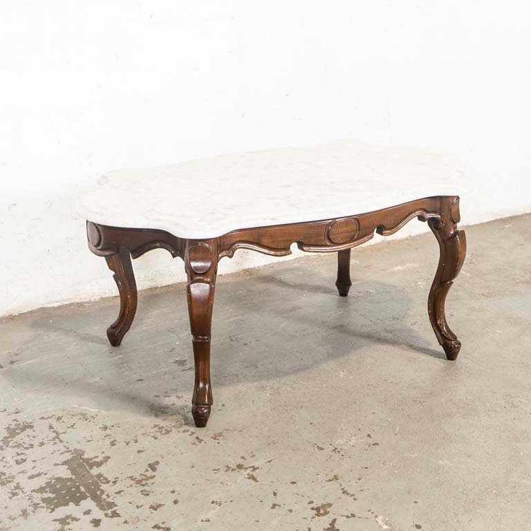 Lote siguiente: Mesita de living victoriana con tapa de mármol lobulado y patas talladas