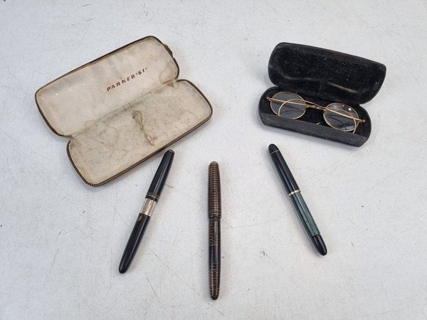 Lote de 5 Piezas: Estilográficas Vintage Parker y Gafas de Lectura Antiguas con Estuches - imagen 1