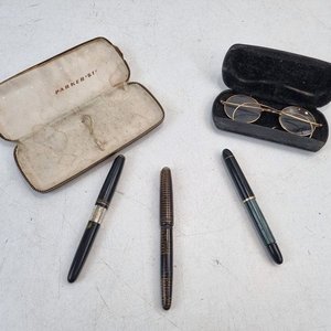 Lote de 5 Piezas: Estilográficas Vintage Parker y Gafas de Lectura Antiguas con Estuches - imagen 1