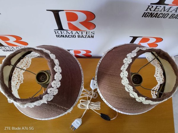 Lámparas con adornos de encaje y cordones eléctricos
