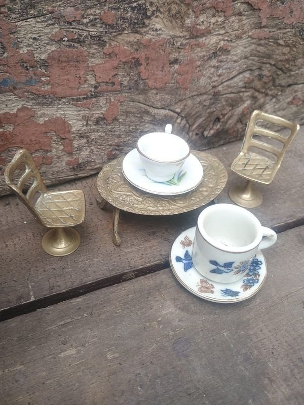 Conjunto Miniatura de Tazas, Platos y Muebles de Colección - imagen 1