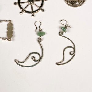 Conjunto de Cuatro Piezas de Joyería: Pulsera de Plata, Colgante de Timón, Colgante de Moneda y Aretes con Piedras Verdes - imagen 6