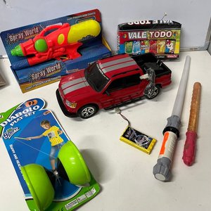 Lote siguiente: Lote de Juguetes: Camioneta Ford a Batería, Pistola de Agua, Espada, Yoyó y Juego de Cartas