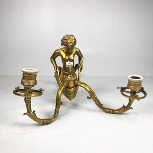 Aplique de Pared en Bronce con Figura de Niño Sosteniendo Luces - imagen 1