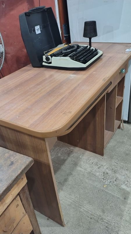 Escritorio y maquina de escribir antigua con lampara - imagen 4