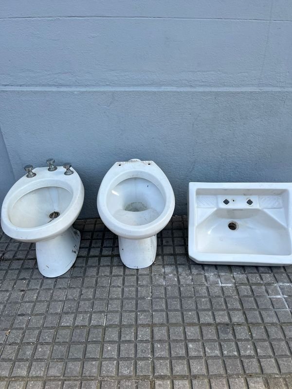 Lote de Inodoro, Bidet y Pileta de Baño Blancos