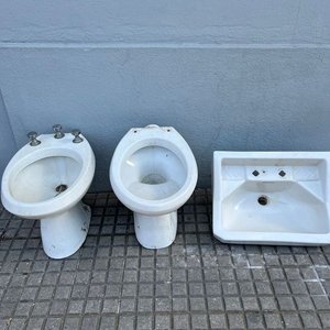 Lote de Inodoro, Bidet y Pileta de Baño Blancos - imagen 1