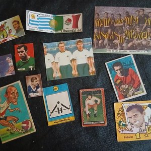 Lote siguiente: Lote de 11 Figuritas Antiguas de Fútbol y Coleccionismo