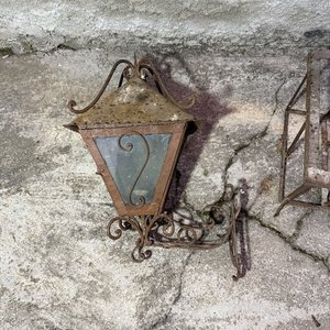 Dos Faroles de Hierro con Canasto y Soporte - imagen 2