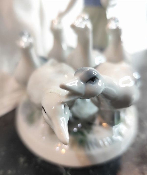 Porcelana Alemana Gerold #4902 de Niña con Gansos - imagen 2