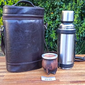 Lote siguiente: Set de Mate y Termo con Bolso de Cuero Tallado