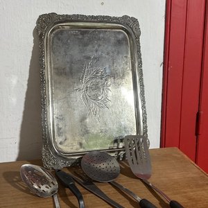 Lote siguiente: Bandeja de Plata Antigua con Utensilios de Cocina