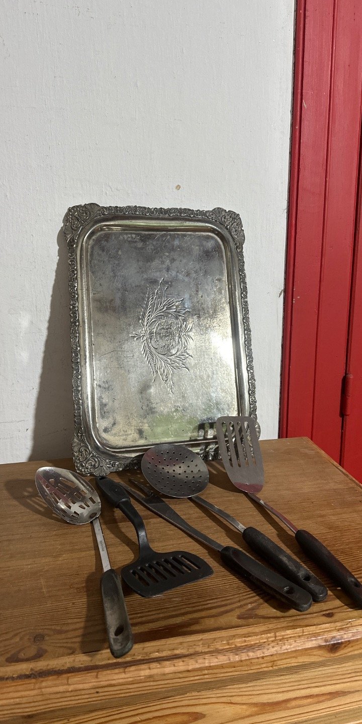 Bandeja de Plata Antigua con Utensilios de Cocina