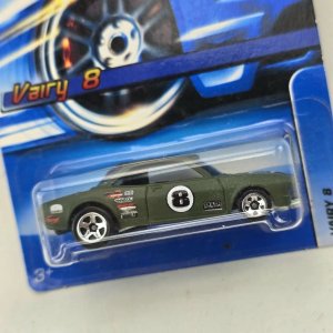 Hot Wheels Vairy 8 Verde Oscuro Escala 1:64 - imagen 2