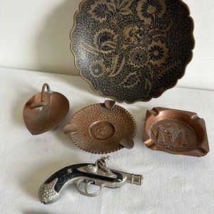 Plato Decorativo Bronce, Ceniceros Cobre y Pistola Antigua Decorativa - imagen 3