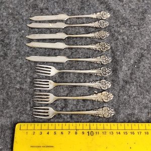 Lote anterior: Conjunto de 9 Piezas de Cubiertos con Mangos Labrados y Sellos de Plata