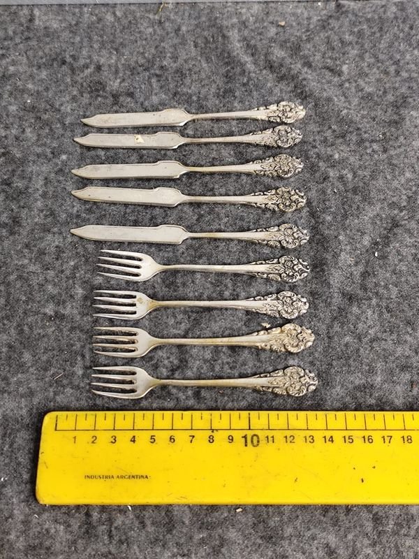 Conjunto de 9 Piezas de Cubiertos con Mangos Labrados y Sellos de Plata