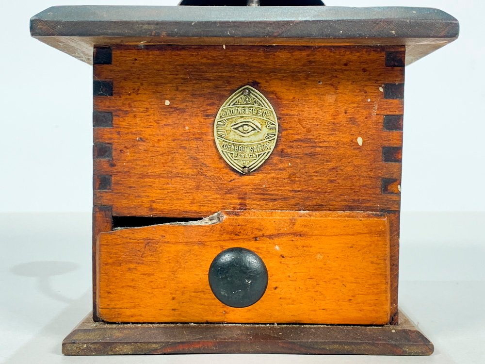 Molinillo en caja de madera con detalles y cajoncito - imagen 2