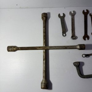 Lote de Herramientas Varias: Gato Mecánico, Tijera de Podar, Martillos, Llaves y Dados - imagen 4