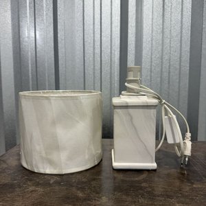 Lámpara de Mesa con Base Rectangular Mármolada y Pantalla Texturizada - imagen 2