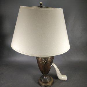 Lámpara de mesa estilo clásico con pantalla - imagen 4