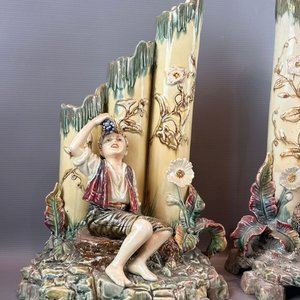 Par de Mayólicas Austriacas con Figuras Infantiles, Estilo Rústico - imagen 4