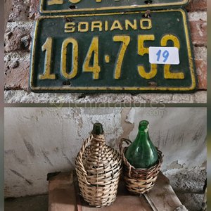Lote siguiente: Lote de 2 Chapas Patentes Antiguas de Soriano y 2 Damajuanas