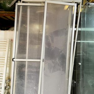 Dos piezas: mampara de aluminio y acrílico 190 x 94 cm y tramo fijo y una pileta de acero inoxidable - imagen 1