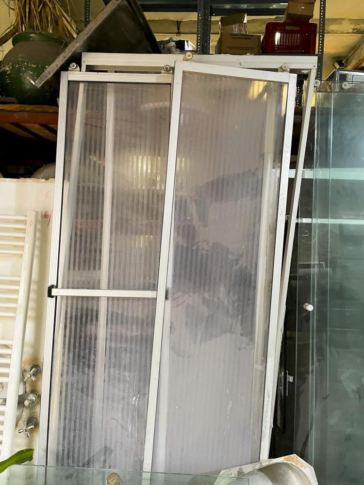 Dos piezas: mampara de aluminio y acrílico 190 x 94 cm y tramo fijo y una pileta de acero inoxidable