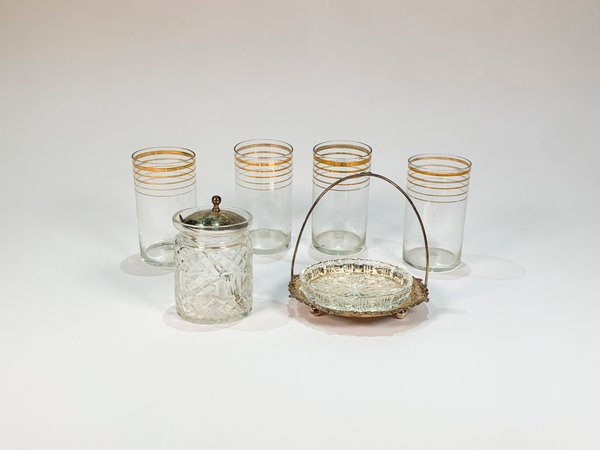 Conjunto de Cristalería y Metal: 4 Vasos Altos con Detalles Dorados, Dulcera Tallada y Bombonera - imagen 1