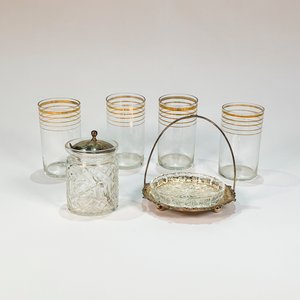 Lote siguiente: Conjunto de Cristalería y Metal: 4 Vasos Altos con Detalles Dorados, Dulcera Tallada y Bombonera