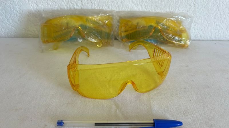 Lentes de protección y escritorio - imagen 4