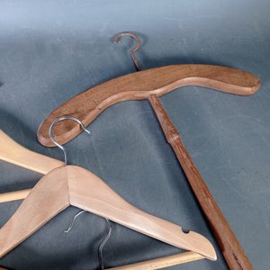 Lote de Perchas de Madera con Publicidad - Variedad de Formas y Tamaños - imagen 4