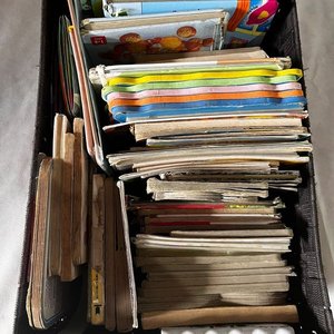 Lote siguiente: Cajón con Libros Infantiles y Educativos Varios