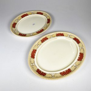 Lote siguiente: Dos fuentes de loza inglesa ovales, bordes decorados 41 x 31 y 37 x 28 cm