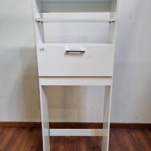 Lote siguiente: Escritorio Minimalista Blanco con Tapa Rebatible y Estantes Superiores