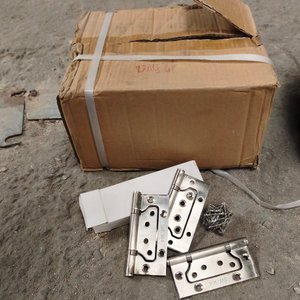 Lote de Bisagras y Tornillos Metálicos en Caja - imagen 3