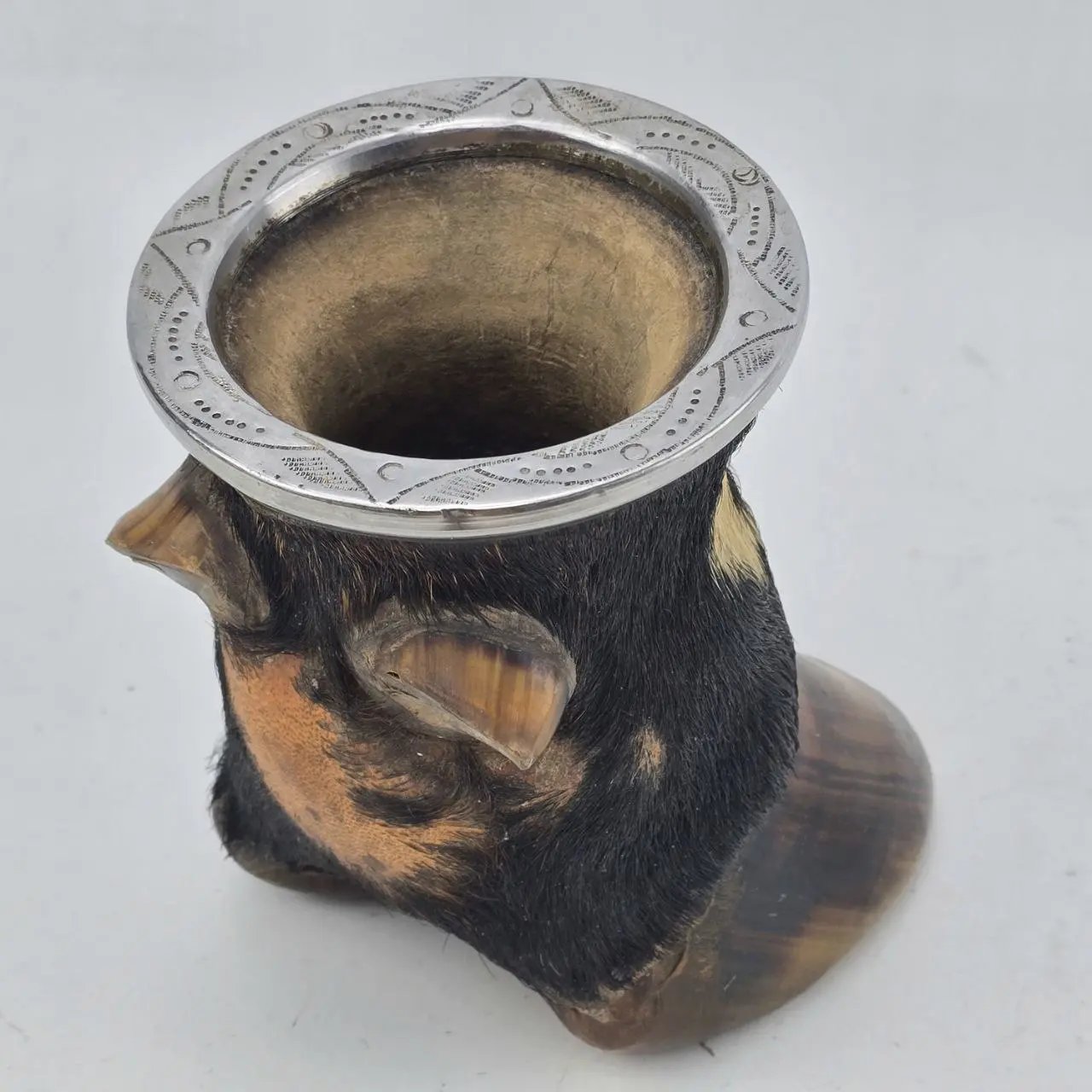 Vaso de cuerno con decoración metálica - imagen 2