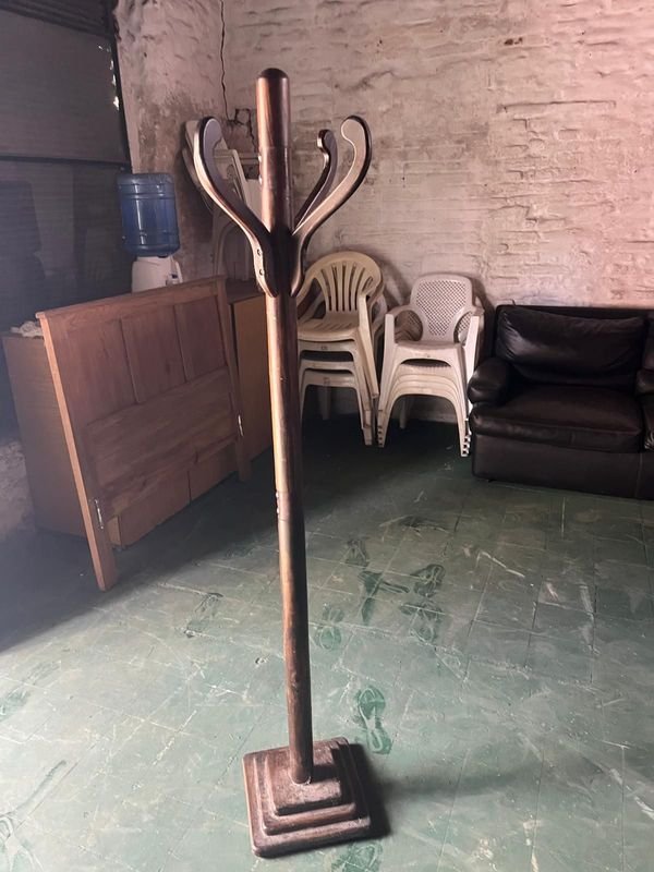 Perchero de Pie de Madera Oscura con Base Escalonada