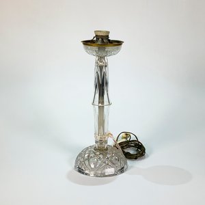 Lote siguiente: Lámpara de mesa antigua de vidrio prensado tallado, 38 cm