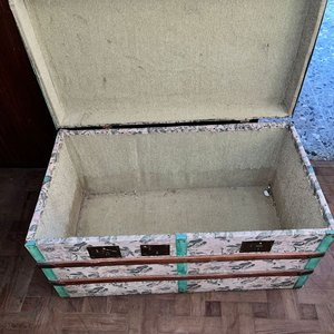 Antiguo Baúl Tapizado con Estampado Floral y Detalles en Madera - imagen 2