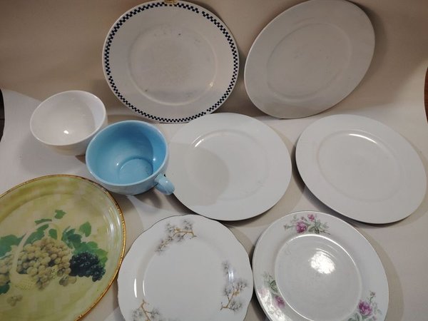 Lotes de platos y tazas de loza y acrílico - imagen 1
