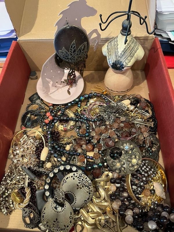 Lote anterior: Joyería y alhajas fantasía en caja