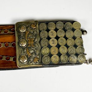 Espectacular cinto criollo con rastra de plata y oro, medallón central con cadenillas y 110 monedas de plata 88 cm - imagen 4