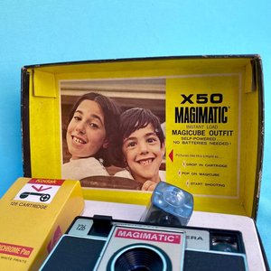 Antigua cámara de fotos americana con muy poco uso o sin uso en su caja original . X50 Magimatic. Complete Magicube outfit. Made in usa by Imperial Camera Corp. under eastman Kodak Corp.  10 cm x  cm. - imagen 3