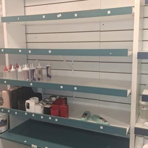 Estantería de comercio con luces arriba con 2 estantes removibles y capacidad de hasta 8 estantes - imagen 2